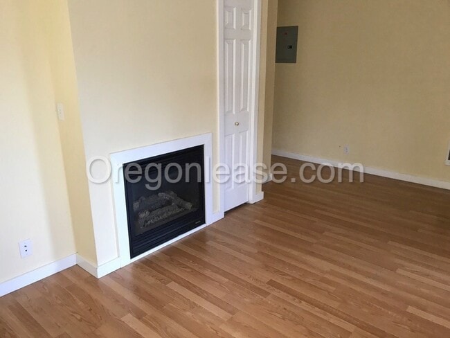 Building Photo - Blocks from UO! 2 bedroom 1 bath with in u...