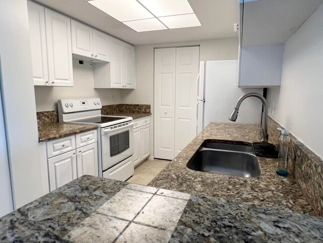 Building Photo - 900 Crestwood Ct S