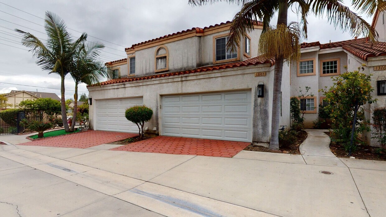Primary Photo - Two Story 3 Bedroom 3 Bathroom Townhome w/...