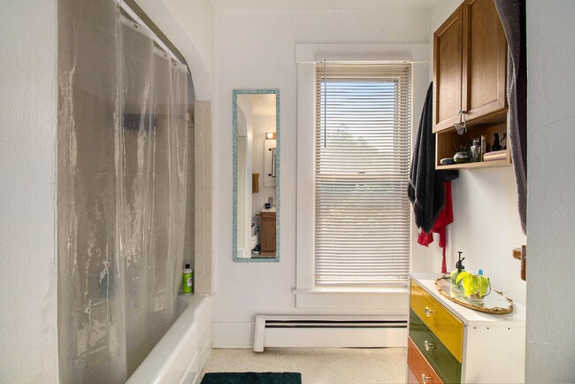 Photo - 407 N Ashley St Apartment