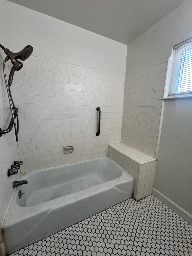 Bathroom - 2516 Drake St