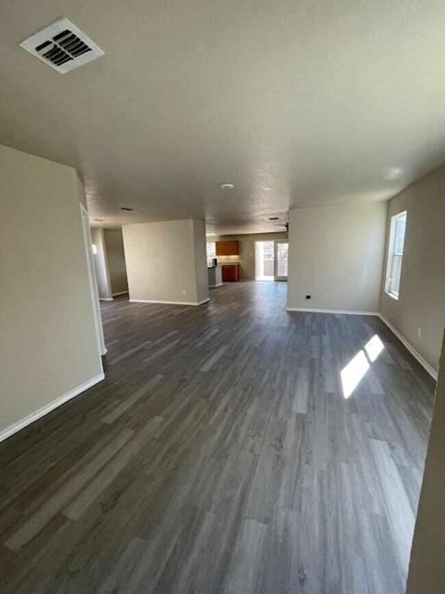 Foto del edificio - Ready For Move In - Spacious 3 Bedroom 2 1...