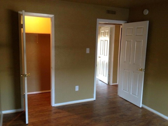 Building Photo - 530 Alegre Vista Dr