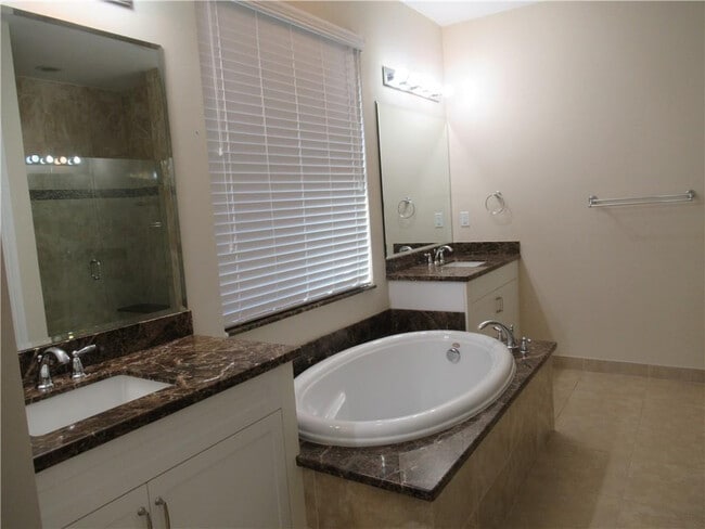 Building Photo - 8935 Watercrest Cir W