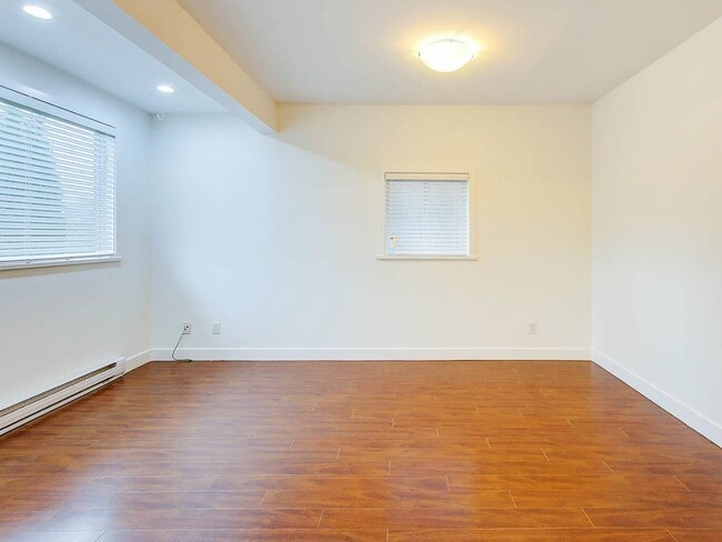 Photo du bâtiment - 120 E King Edward Ave