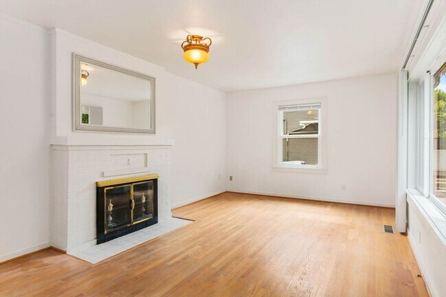 Foto del edificio - STUNNING, Bright Capital Hill Home