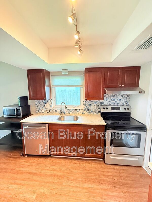 Building Photo - 329 Royal Palm Dr