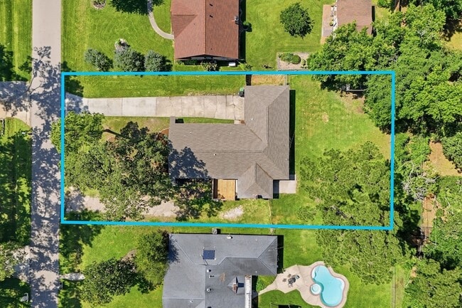 Building Photo - 25611 Timberlane Dr