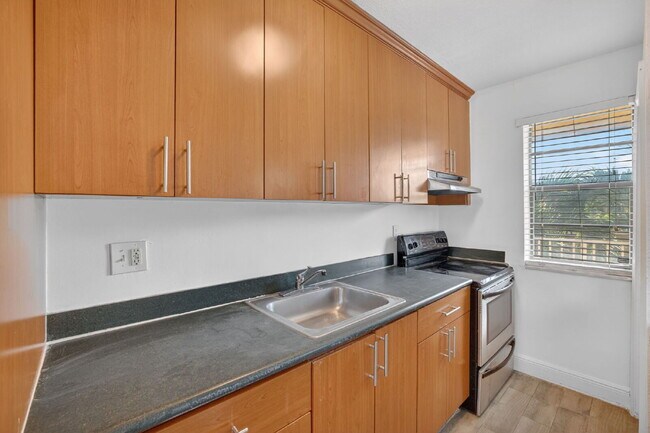 Foto del edificio - QUICK MOVE IN | FIRST MONTH FREE - Bright & Modern 1-Bedroom Apartment in Prime Oakland Park Loca...