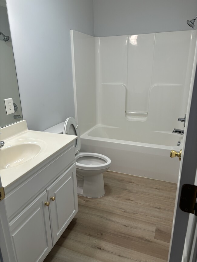 Building Photo - 2049 Briarwood Dr