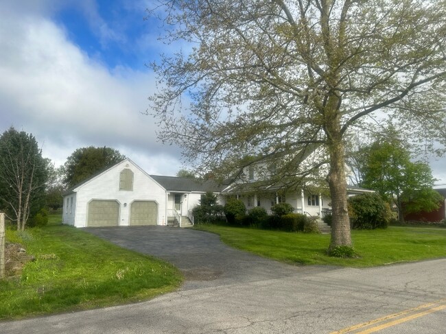 Building Photo - 15 Serpentine Rd