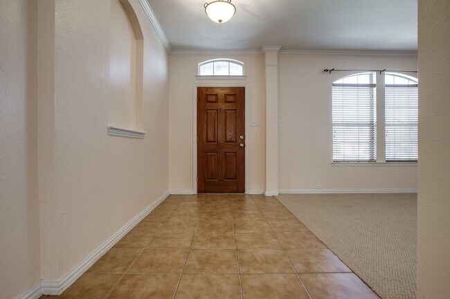 Building Photo - Spacious and Immaculate 2 story home. Its ...