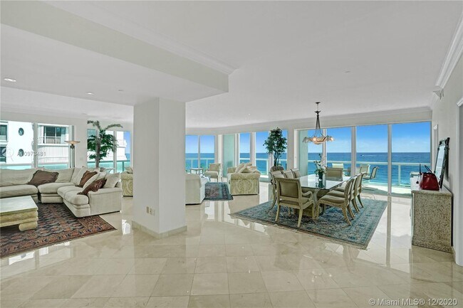 Building Photo - 10101 Collins Ave