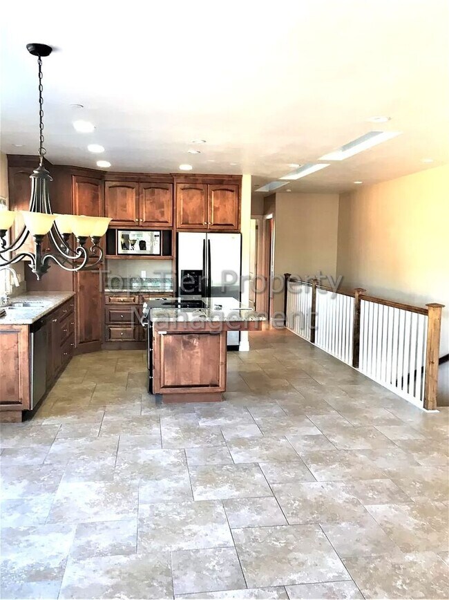 Building Photo - ***Beautiful 3 bed / 2.5 bath Townhome in ...