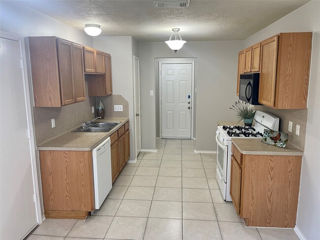 Building Photo - 9011 Serena Ln