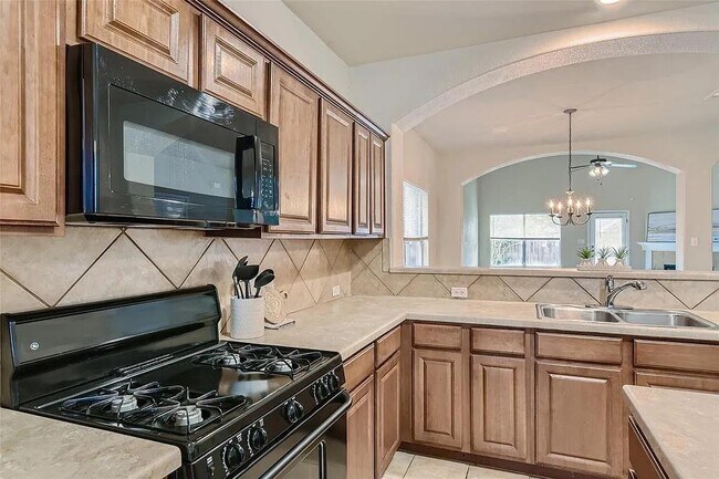 Building Photo - 18525 Blue Pond Dr