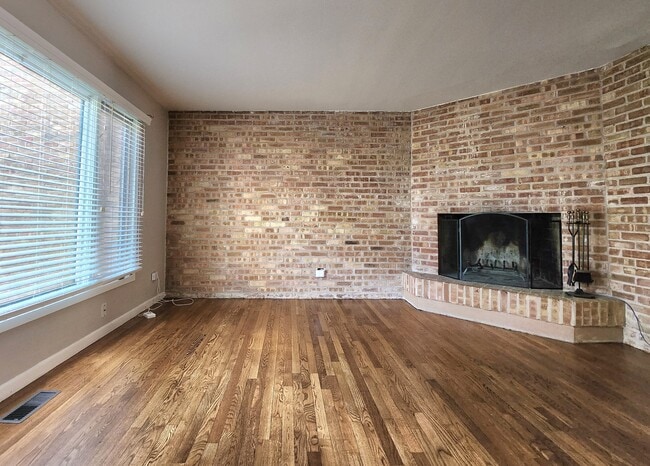 Building Photo - Spacious Townhome in Barrington!!