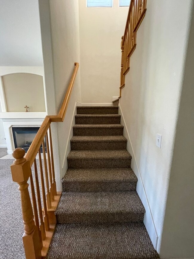 Building Photo - Spacious & Elegant 6-Bedroom, 3.5-Bath Hom...