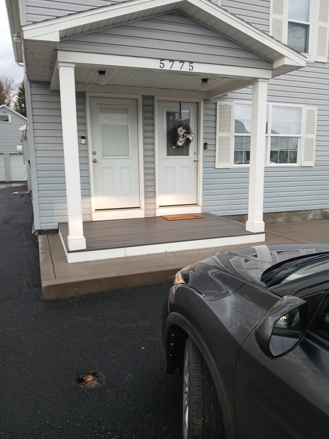 Building Photo - 5775 Crabtree Ln