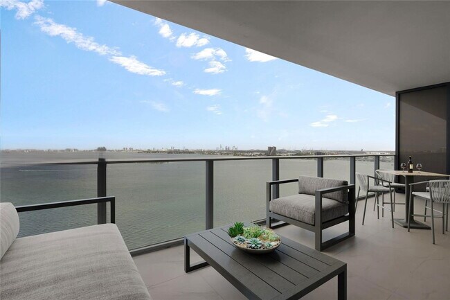 Building Photo - 700 NE 24th St