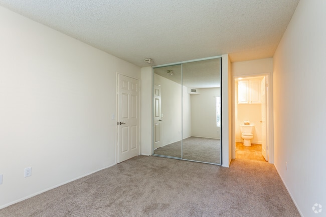 2BR, 2BA - 980 SF - Elan - Scripps Terrace