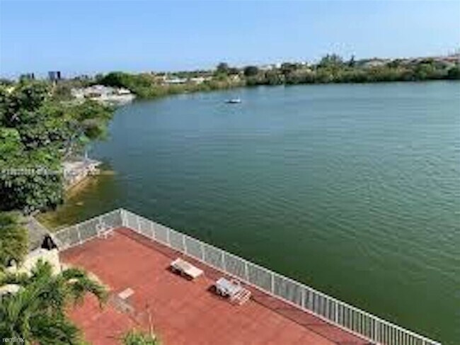 Foto del edificio - 2 br, 2 bath Condo - 1060 Crystal Lake Dri...