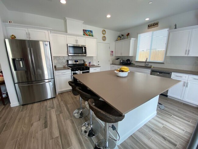 Foto del edificio - $2,350 Bullard & Leonard, Descanso Ave, Cl...
