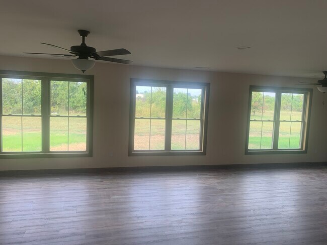 Building Photo - 3625 Justine Dr