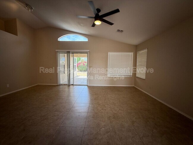 Foto del edificio - 6814 W Louise Dr