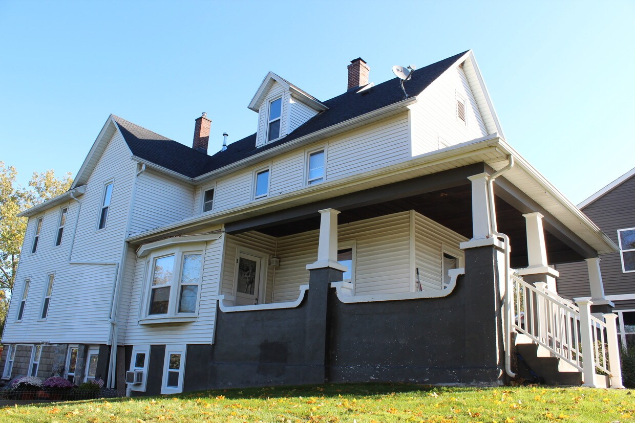 Primary Photo - 1767 Knapp St NE