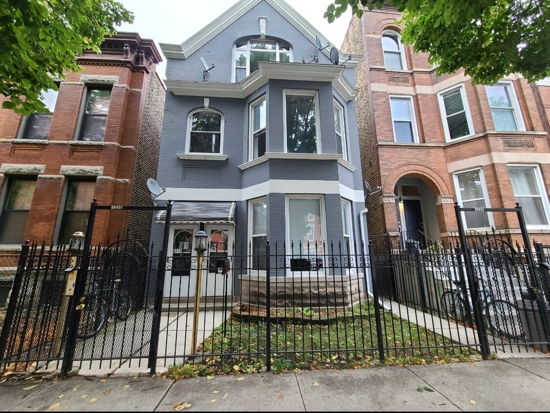 Foto principal - 1235 N Artesian Ave