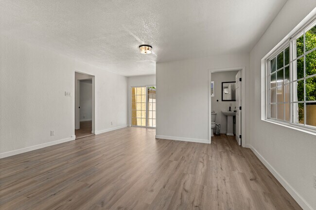 Building Photo - 2218 S Redondo Blvd