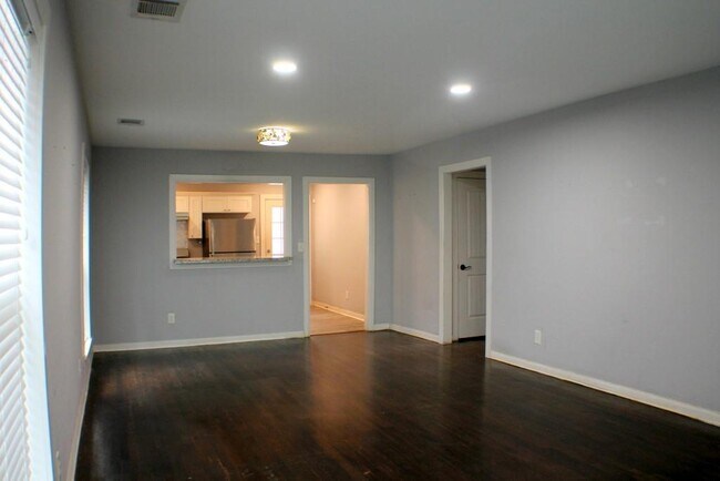 Foto del edificio - 8241 Glenview Dr