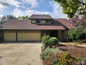 Building Photo - 124 Sequoia Ct