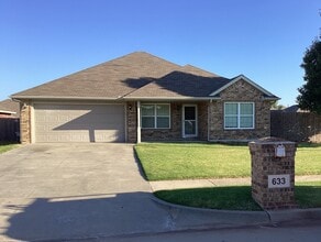 Building Photo - 633 E Hillcrest Ln