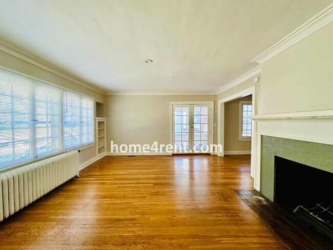 Foto del edificio - First Level Condo, Just Off the Plaza with Hardwood Floors and Lawn Care Provided!