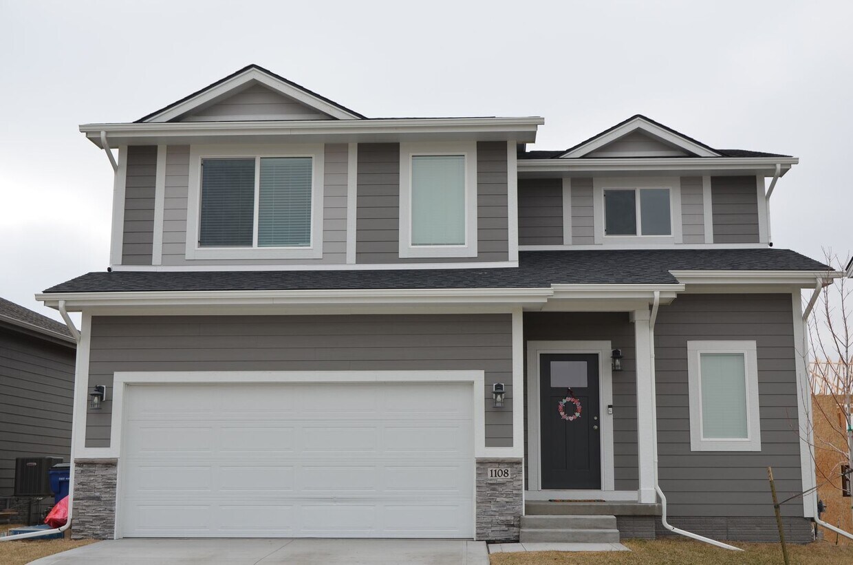 Foto principal - November Rent Free! Spacious 3 Bedroom, 2....