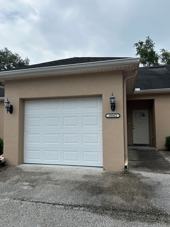 Building Photo - Charming 2 bedroom/ 2 bath condo