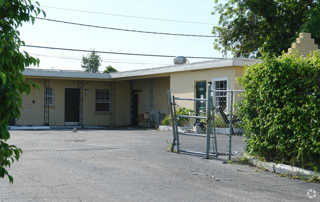 Building Photo - 2708 Broadway