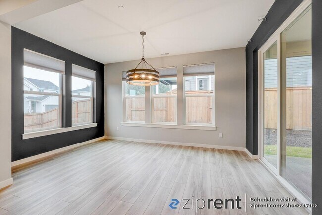 Building Photo - 1210 NE Woodburn Dr