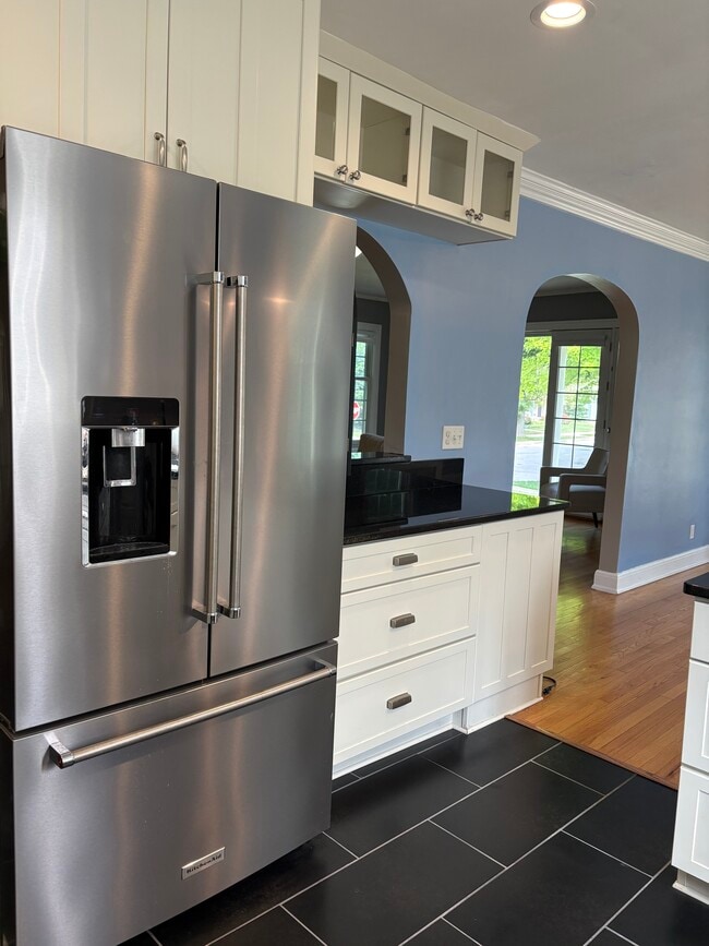 kitchen - 2219 E Marion St