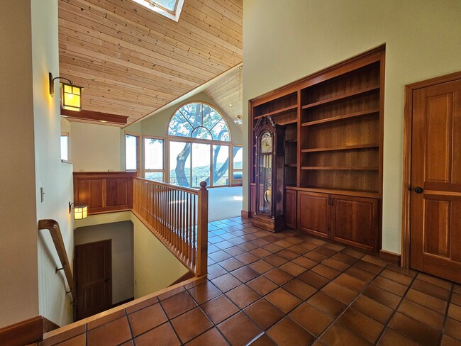 Building Photo - Luxurious 4 Bedroom Home in Portola Valley...