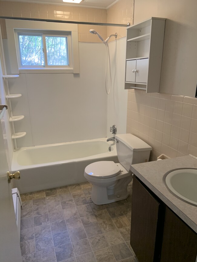 Full Bathroom - 77 -79 Sterling Pl