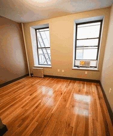 Primary Photo - 218 E 6th St