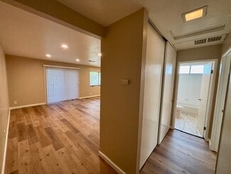 Building Photo - 900 Cambridge Dr