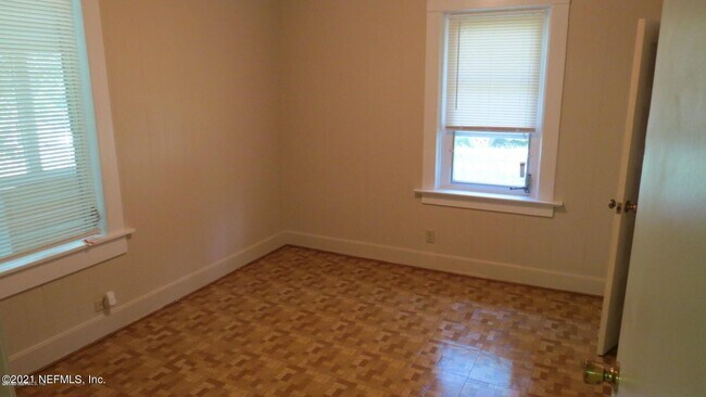 Building Photo - 127 Yardley Ave
