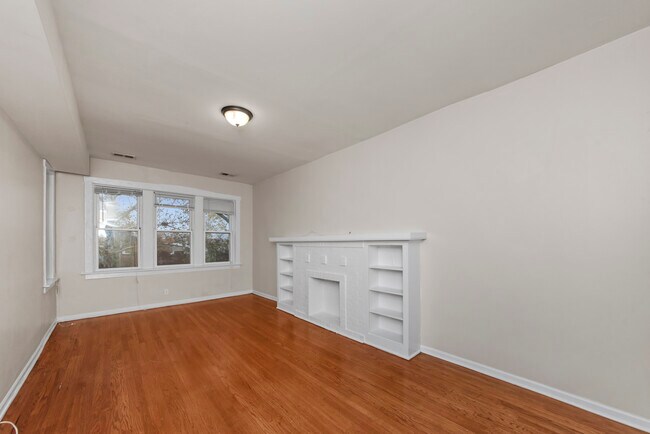 Building Photo - 3751 W Sunnyside Ave