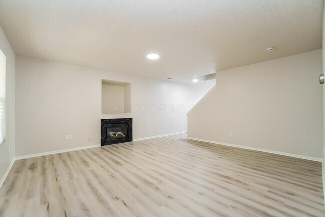Building Photo - 2640 Lilypark Dr