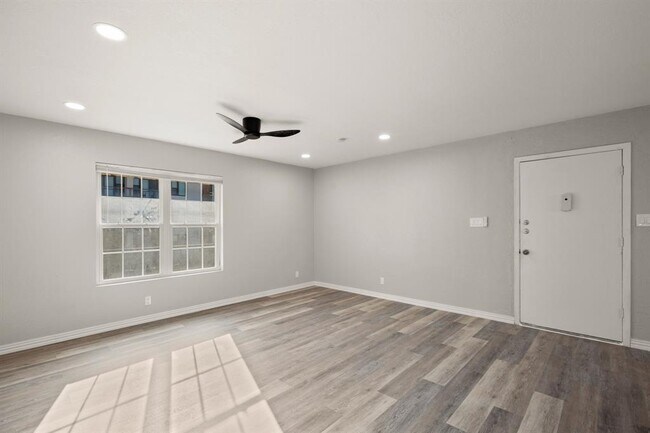 Foto del edificio - 910 Duncan Ln