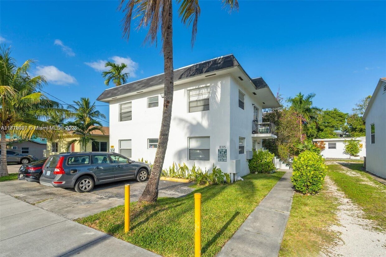 Foto principal - 8315 NE Miami Ct